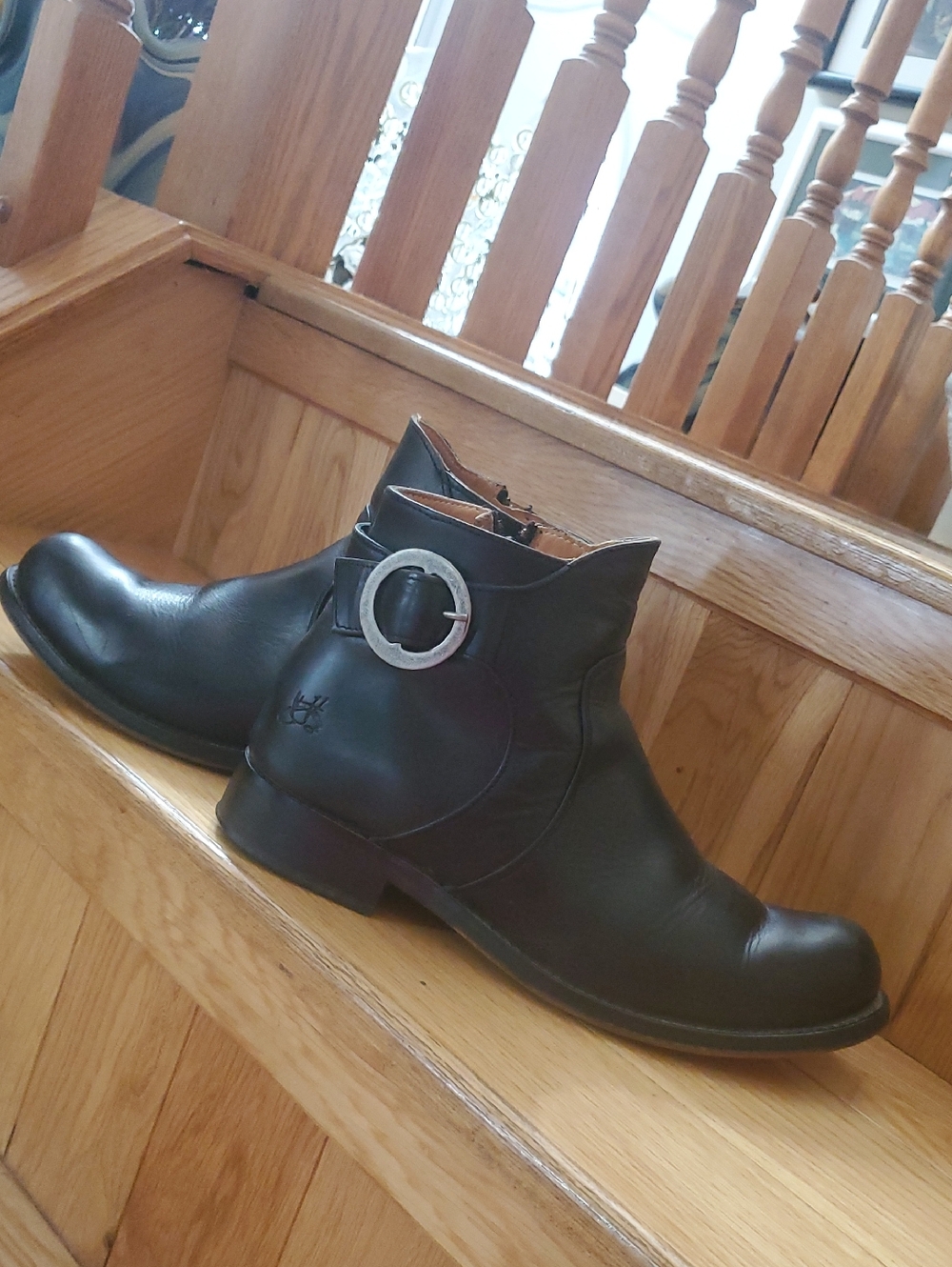John Fluevog Black Leather Ankle Adrian Jules Booties with Silver Buckle Size 8 - Picture 2 of 7